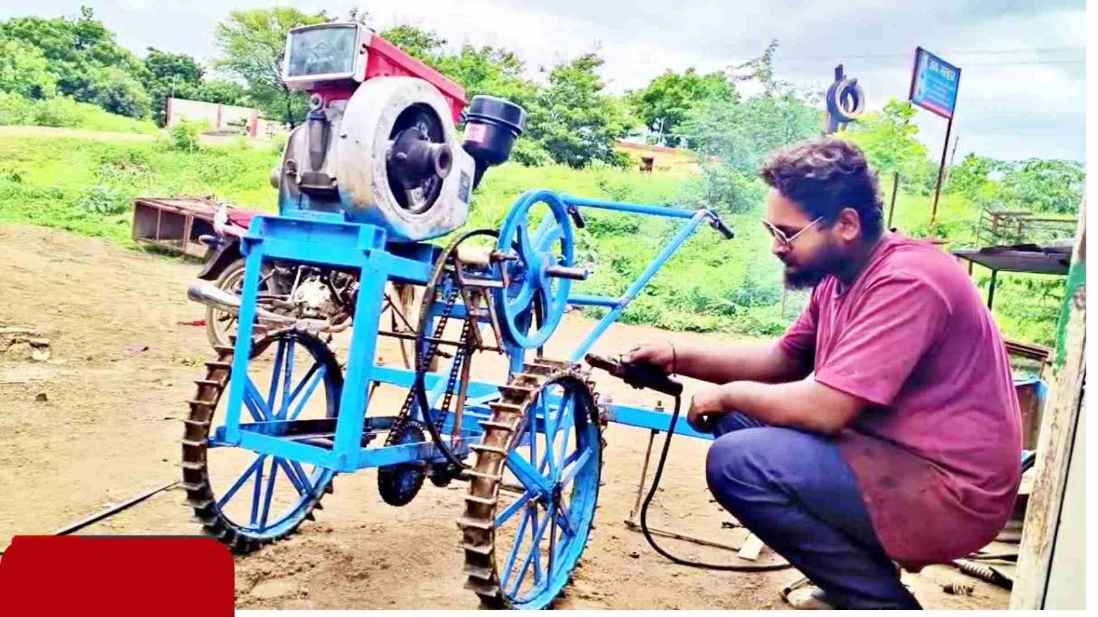 Modern Farming Machine : शेतकरी पिता-पुत्राचा अनोखा जुगाड; पिता-पुत्राने बनवले कोळपणी यंत्र